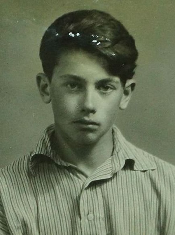 8. А кто изображен на этом детском фото?