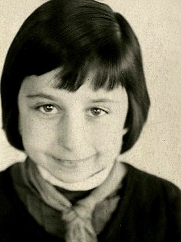 9. И, наконец, как зовут девушку на снимке?