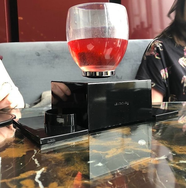 9. А вот так бар в Лондоне подаёт напитки в левитирующем стакане...