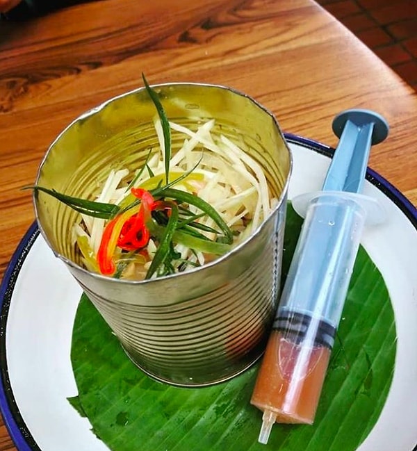 19. А как вам такой салат с соусом в шприце?