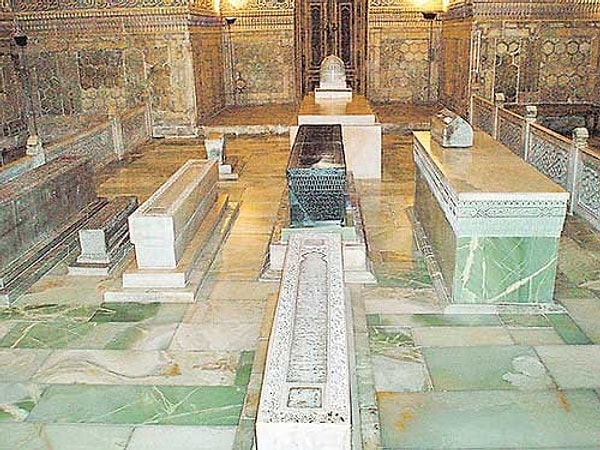 4. Вскрыв гробницу какого военачальника в 1941 году, советские археологи обнаружили надпись: "Тот, кто откроет мою могилу, встретится с захватчиком более страшным, чем я"? Через несколько часов Гитлер напал на СССР.