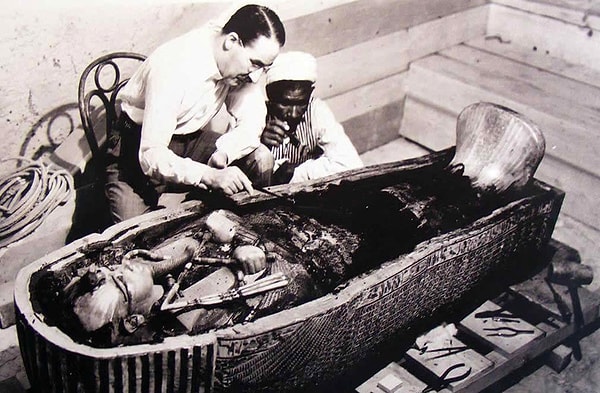 5. После вскрытия гробницы какого египетского фараона в 1922 году вначале коброй была съедена птица археолога, руководившего раскопками, а затем один за другим скончались все те, кто побывал в месте захоронения?