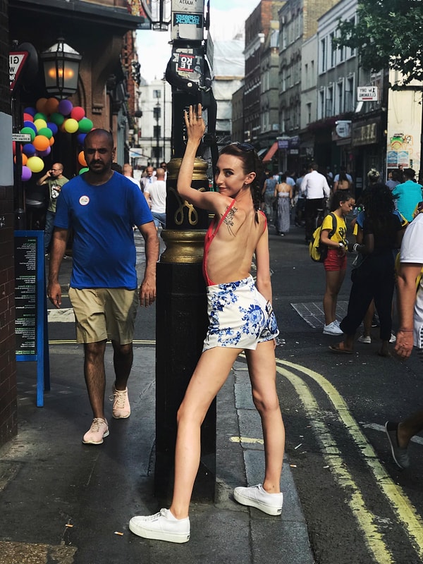 10. Сейчас Эмили открыто признается, что нездорова, и знает, что ее ждет лечение, но на этот раз она твердо намерена поправиться.