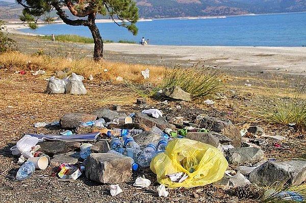 Sosyal medyada en çok tepki gösterilenlerden biri Burdur’un Yeşilova ilçesindeki Salda Gölü sahilindeki kirlilikti.