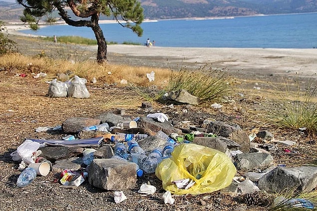 3. Çekirge sürüsü gibi olduğumuzun kanıtlarına sık sık rastlıyoruz, Salda Gölü de bu örneklerden biri... Kirliliğin akıl almaz boyutlara ulaştığı görülüyor.