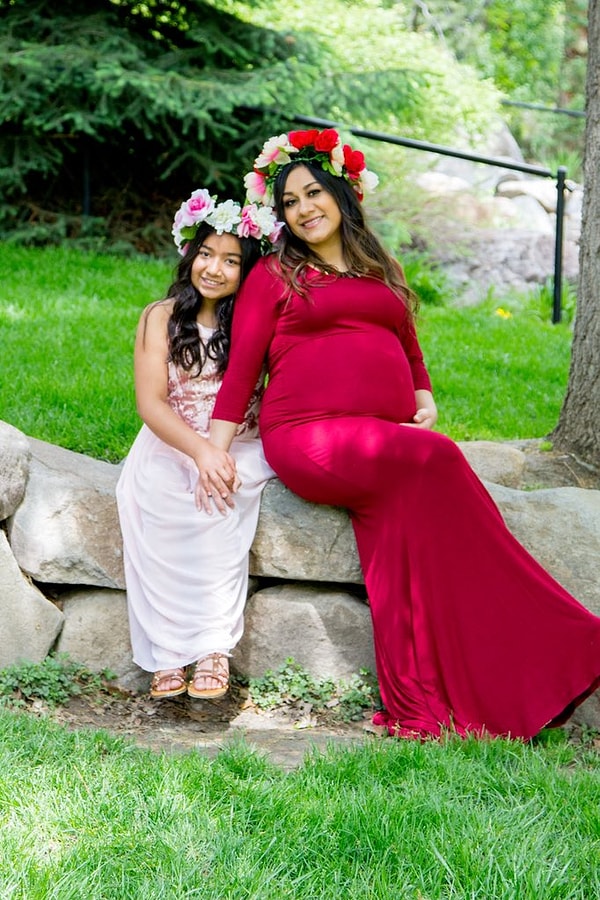 6. Милое фото матери и дочери в цветочных коронах