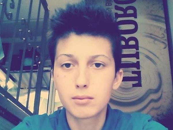 2. İzmir’in Kınık ilçesinde, 17 yaşındaki trans erkek Okyanus Efe Özyavuz babasının "Kendi kendini öldür, bize iş çıkarma" demesi üzerine daha fazla dayanamayarak kendini balkon demirine astı.