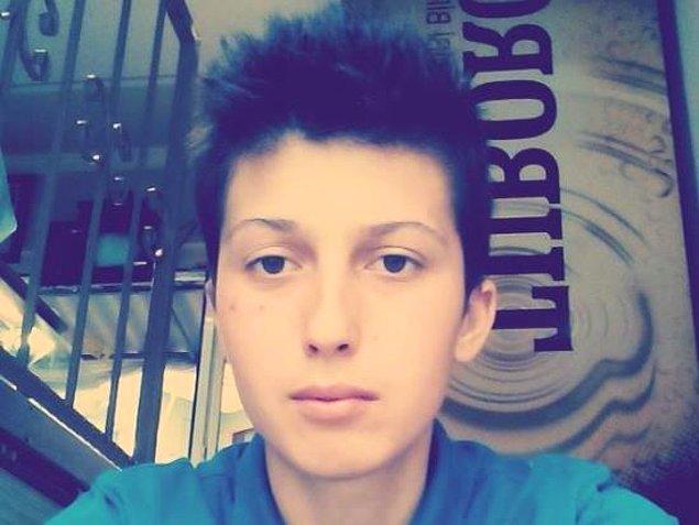 2. İzmir’in Kınık ilçesinde, 17 yaşındaki trans erkek Okyanus Efe Özyavuz babasının "Kendi kendini öldür, bize iş çıkarma" demesi üzerine daha fazla dayanamayarak kendini balkon demirine astı.