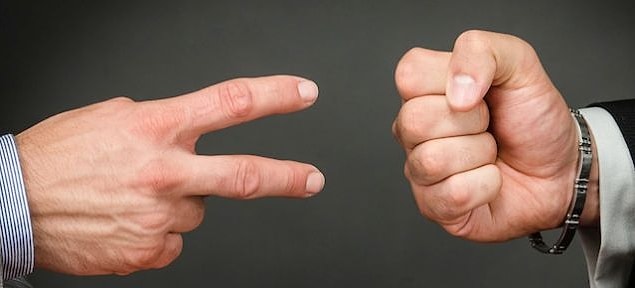 Taş kağıt makas oyunu şampiyonları fazla şanslı olabilirler fakat bilim insanlarına göre bu oyunu kazanmanın bir stratejisi olabilir.