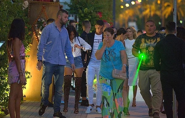 23. Но никто не превзошел Криштиану Роналду с телехранителями, вооруженными лазерной указкой