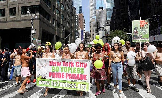 Yüzlerce kadın geçtiğimiz pazar günü cinsiyet eşitliğini desteklemek için üstlerindeki kıyafetleri çıkararak New York sokaklarında yürüyüş yaptı.