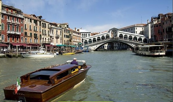 2. Узнали город?