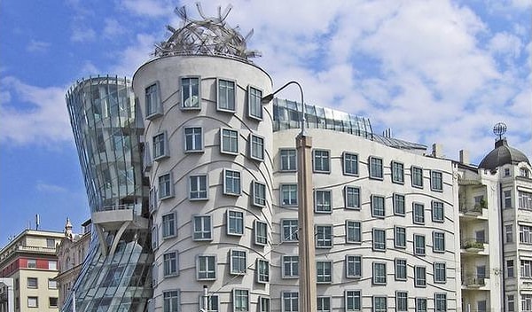 9. А это необычное здание?