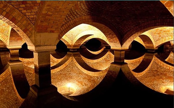 11. В каком европейском городе находится это место?