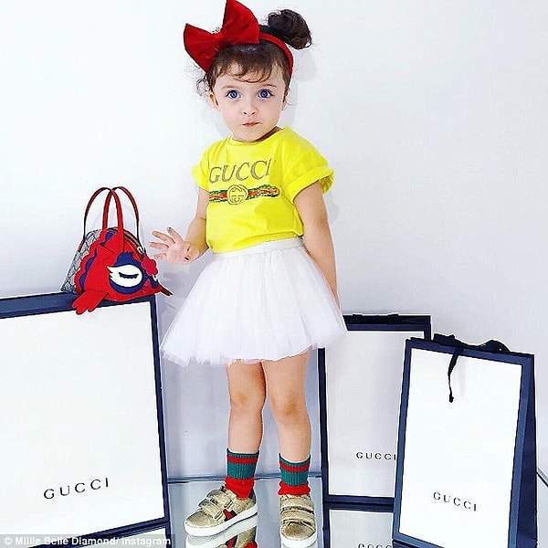 1. Будучи 4-летней малышкой, Милли-Бэль Даймонд уже имеет свой собственный бренд одежды, опыт покорения недели моды в Нью-Йорке, а также такое количество посещённых стран по всему миру, о которых сегодня многие взрослые и мечтать не могут.