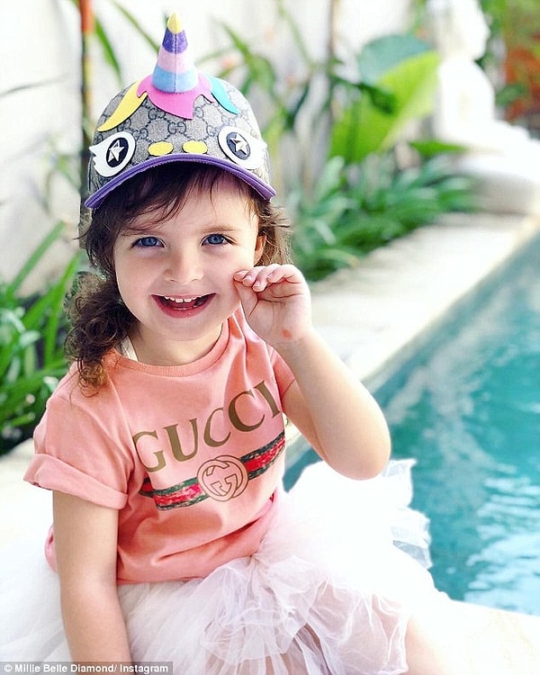 3. Сегодня эта девочка из австралийского Квинсленда, на странице которой в Инстаграм уже более 190 тысяч подписчиков, регулярно получает одежду от самых именитых лакшери-брендов, для того чтобы фотографировать её и рекламировать на своём аккаунте.