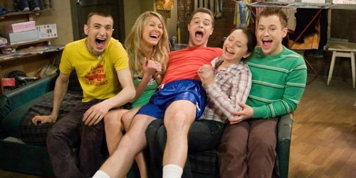 «Вырос на Универе» - актеры сериала устроили флешмоб в честь юбилея ситкома