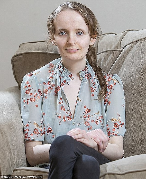 3. При таком недуге капельные вливания могут привести к появлению в организме инфекции, к слову, с сепсисом иммунная система девушки боролась за этот год уже 7 раз! Доктора предлагают альтернативное лечение, которое заключается в доставке питательных веществ напрямую в печень, но это тоже может привести к инфекциям и образованию сгустков крови.