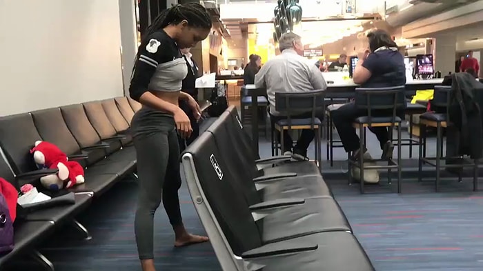 Uçağı Beklerken Sıkılan Kadından Havalimanında Muazzam Bir Limbo Gösterisi