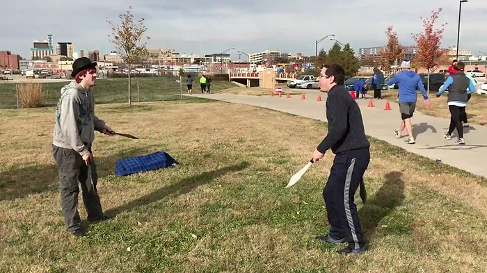 Bıçaklarla Gösteri Yaparken Düşen Bisikletli Yüzünden Dikkatleri Dağılan Hokkabazlar