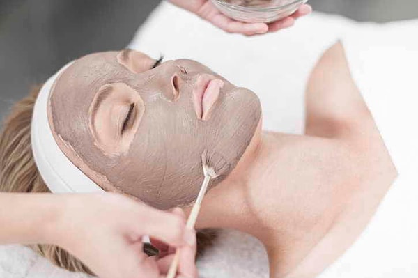 7. Наносите на лицо маску из бентонитовой глины. Она по праву считается лучшим средством борьбы с черными точками