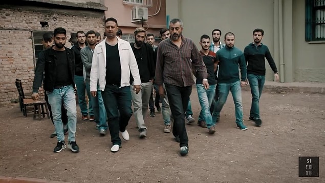 2. 'Sıfır Bir Adana' dizisinin çekildiği mahallede doğmuş, büyümüş. Diziyi çok beğeniyormuş şimdi de.