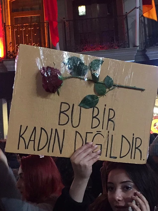 2. Yaptığınız her şeyi ama her şeyi eleştirir: Size kendinizi yeteneksiz ve çaresiz hissettirmek için olabildiğince aşağılar ve hatalarınızı sizi küçümsemek için sürekli kullanır.