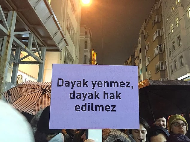 4. Duygularınızı önemsemez: Sizi sık sık aşırı duygusal olmakla suçladığı gibi, düşüncelerinizin yanlış olduğuna inandırmak için çabalar.