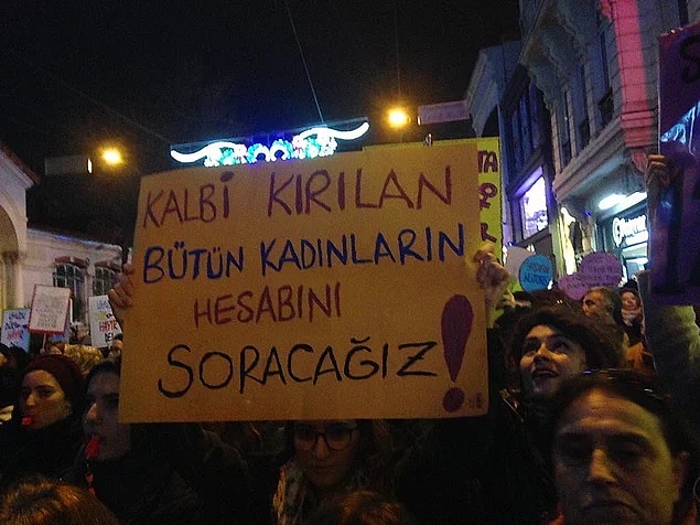 Aile ve toplum baskısı nedeniyle kızlık zarı diktirme operasyonu yaptırmak zorunda kalan Pınar, aynı zamanda bu durumu partneri olacak kişiye anlattığında yaşayacağı şeylerden olan çekincesi nedeniyle de bu yola başvurmuş.