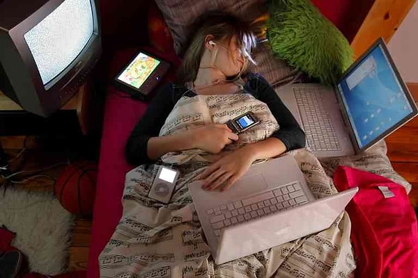 3. Просмотр телевизора перед сном (сидение за компьютером)