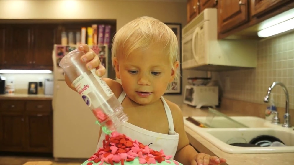 Annesiyle Birlikte Kek Yapan 2 Yaşındaki Ufaklığın Ekranı Isırtacak Tatlılıktaki Aşçılık Görüntüleri