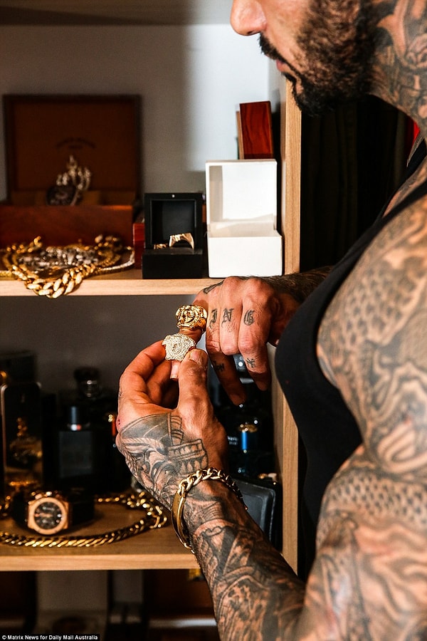 Возможно, решившись на переезд, он поступил правильно, ведь в Австралии с такой внешностью он просто нарасхват!