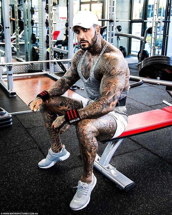 На сообщения поклонниц, кстати, иранский красавчик практически никогда не отвечает.