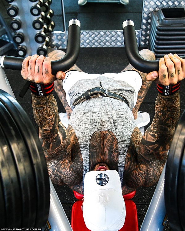 "У меня много очень плохих воспоминаний. Иран - это страна с жестким режимом; страна, где у людей нет возможностей"