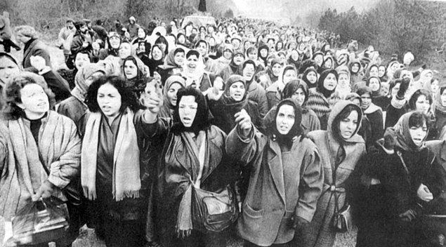 Polisin şiddetli müdahalesi ve kadın işçilerin direnişiyle grev alanı doldu taştı.