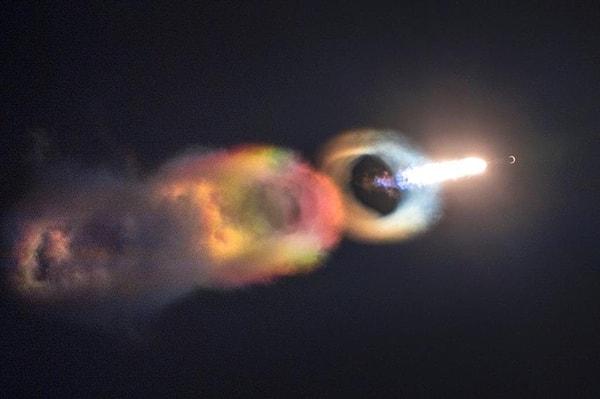 6. Süpersonik rejim aralığını aşan roketin bıraktığı rengarenk halkalar: