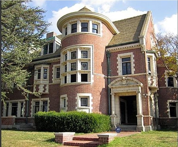 1. Итак, наш первый дом выглядит вот так. Из какого он фильма или сериала?