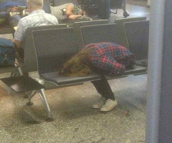 12. Аэропорт - вот где истинное царство странных поз, а не какая-то там "Камасутра"!