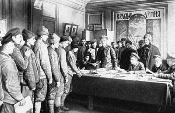 2. Во время правления этого человека были отменены сословия и гражданские чины, а также создана Красная Армия.