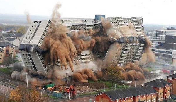 1. Еще секунда, и дом снесен