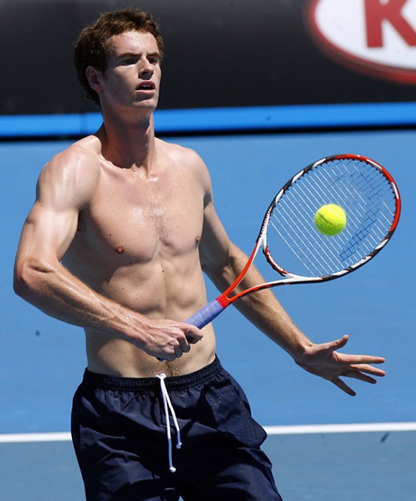 4. И действительно: игрокам мужского пола не запрещается правилами снимать футболку и оголять торс.