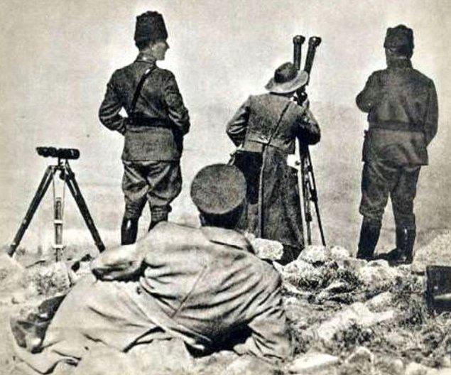 O günlerden geriye de her gün minnetle anmamıza vesile olan fotoğraflar kaldı. Mustafa Kemal Atatürk ve silah arkadaşlarının cephedeki fotoğrafları her daim içimizi titretti, coşkuyla doldurdu.