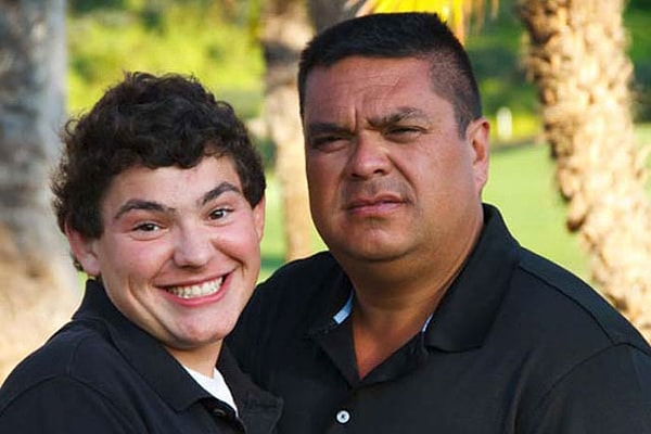 2. О чем жалел последующие 170 дней. А все потому, что отец не только не внял его просьбам, но и стал провожать сына в школу в самых разнообразных юморных костюмах.