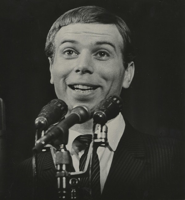 3. Как звали этого певца?