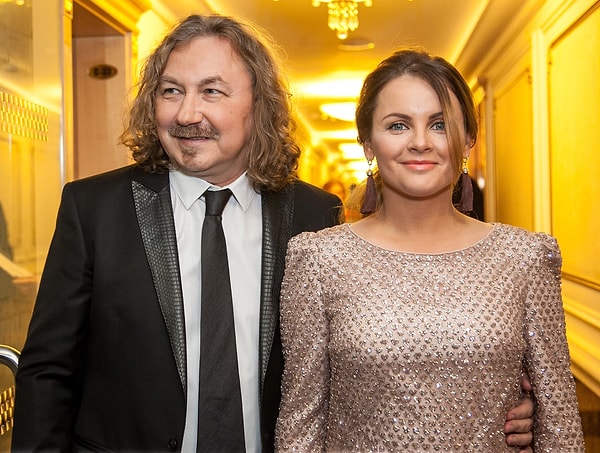 10. На сколько лет Игорь Николаев старше своей супруги Юлии Проскуряковой?