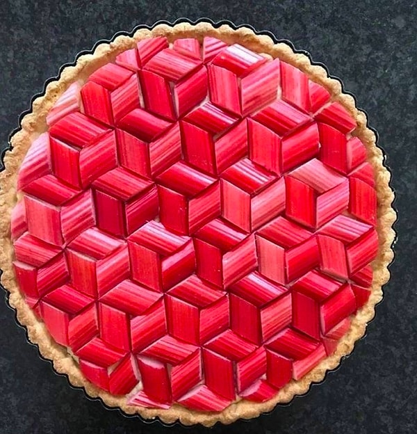 1. Что может быть более приятным, чем идеальная геометрия этого пирога из ревеня?