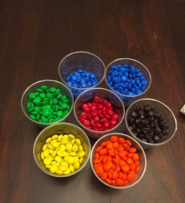 13. Вот скажите, как можно было открыть пачку M&M's и додуматься до того, чтобы сортировать драже? 😳
