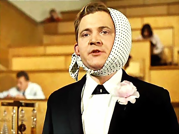 10. Что должны делать родные и близкие студента, пока он находится на сдаче экзамена?