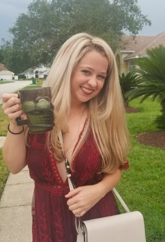 1. Кристи признается, что почувствовала, что лучшая подруга нуждается в таком же уникальном девичнике, как и она сама, поэтому решила устроить похороны ее одиночества. Ведь Лиззи и самой нравятся мрачные вещи.