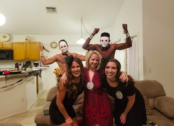 2. Она даже раздала полуголым официантам страшные маски и организовала катафалк, который и доставил Лиззи на вечеринку.